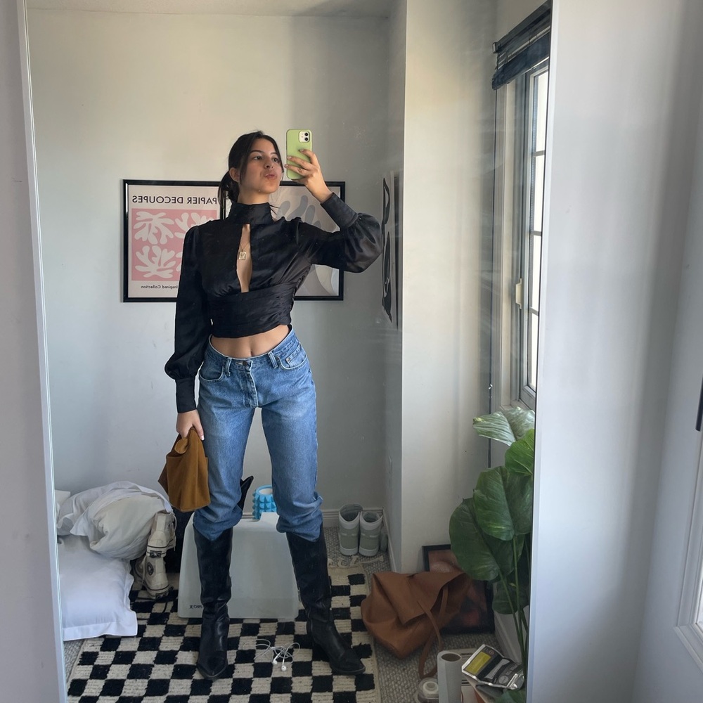 Orseund Íris esque black silky crop top